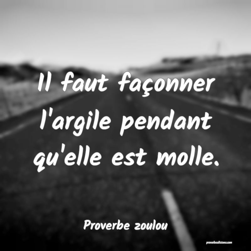Il faut façonner l'argile pendant qu'elle est molle.