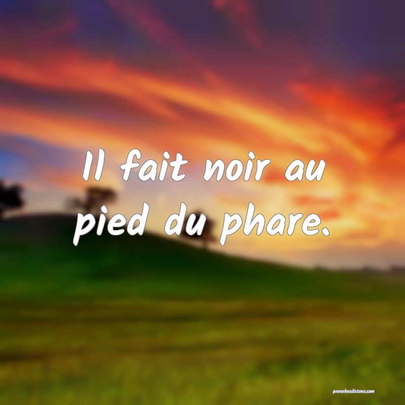 Il fait noir au pied du phare.