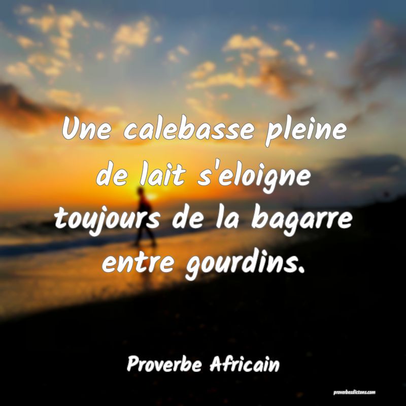 Une calebasse pleine de lait s'eloigne toujours de la bagarre entre gourdins.