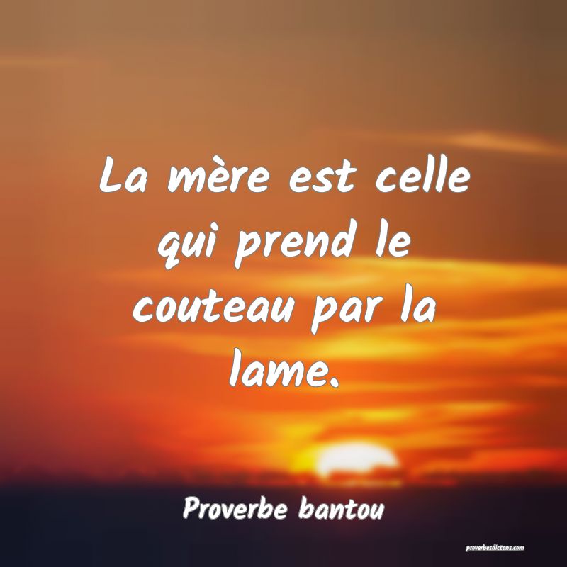La mère est celle qui prend le couteau par la lame.