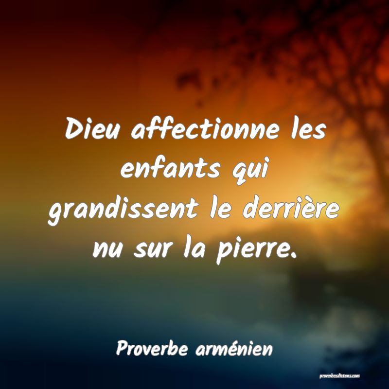 Dieu affectionne les enfants qui grandissent le derrière nu sur la pierre.
