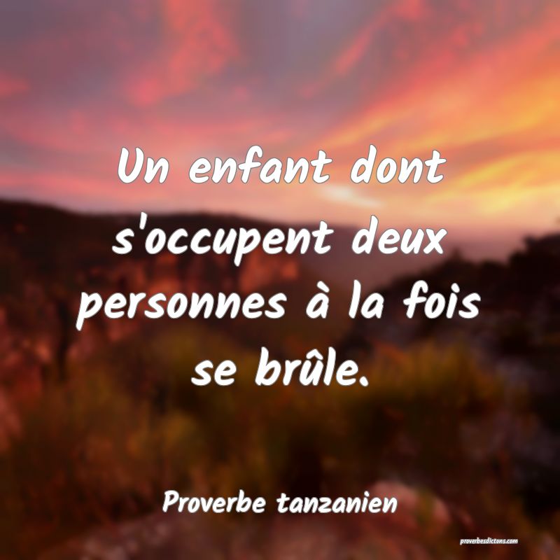 Un enfant dont s'occupent deux personnes à la fois se brûle.