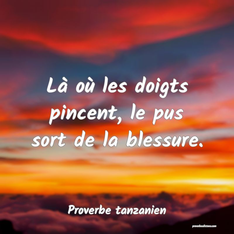 Là où les doigts pincent, le pus sort de la blessure.