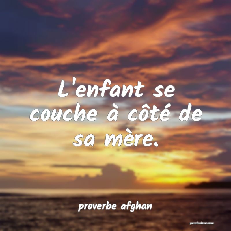 L'enfant se couche à côté de sa mère.