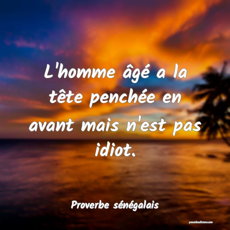 L'homme âgé a la tête penchée en avant mais n'est pas idiot.