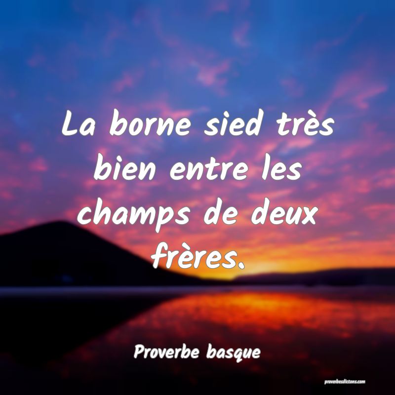 La borne sied très bien entre les champs de deux frères.
