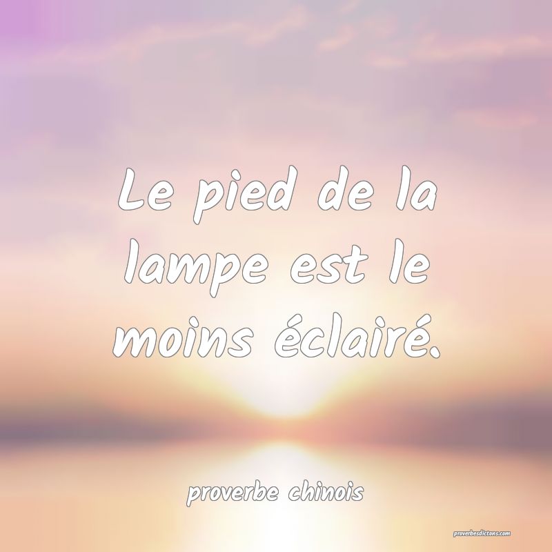  Le pied de la lampe est le moins éclairé.