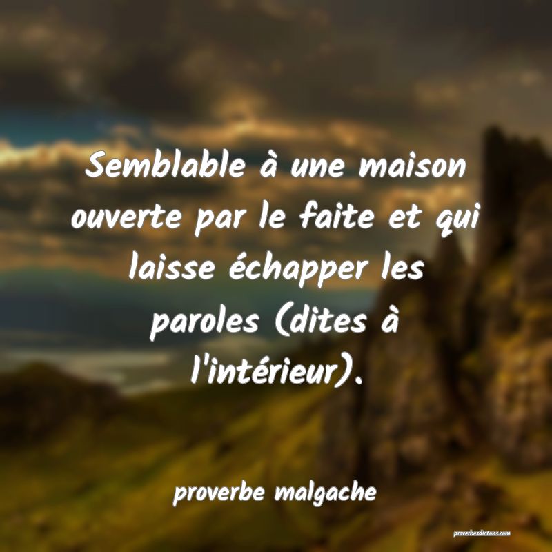 Semblable à une maison ouverte par le faite et qui laisse échapper les paroles (dites à l'intérieur).