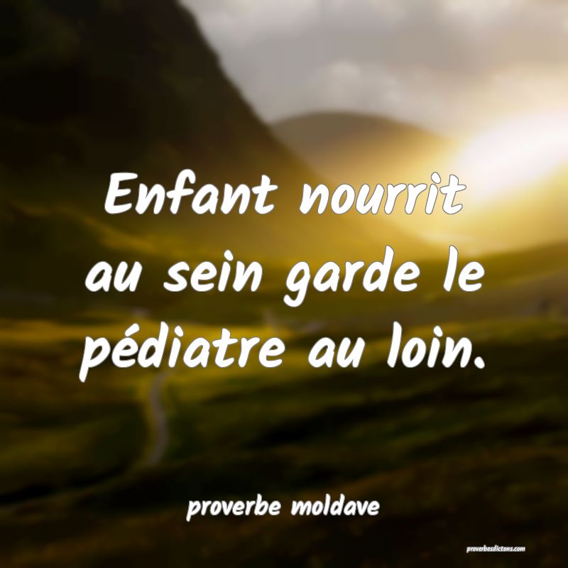  Enfant nourrit au sein garde le pédiatre au loin.
