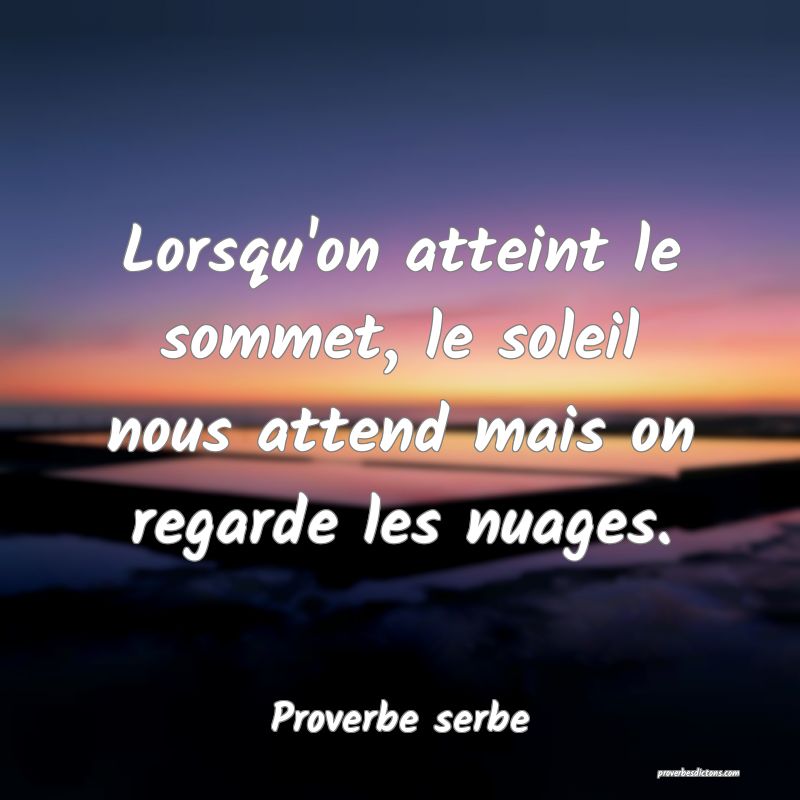  Lorsqu'on atteint le sommet, le soleil nous attend mais on regarde les nuages.