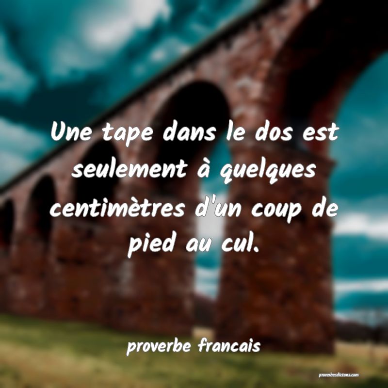  Une tape dans le dos est seulement à quelques centimètres d'un coup de pied au cul.