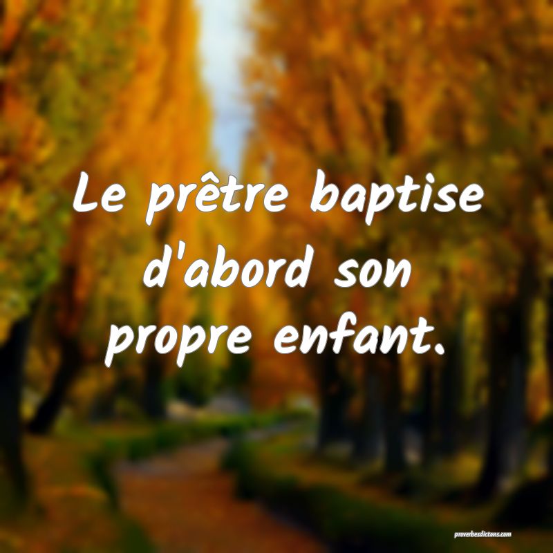 Le prêtre baptise d'abord son propre enfant.