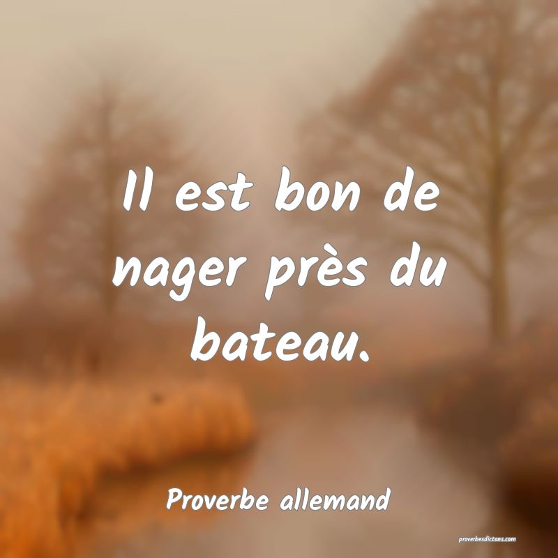 Il est bon de nager près du bateau.